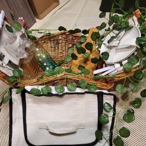 Sold) Picnic basket for 2 ( price is firm because of shipping